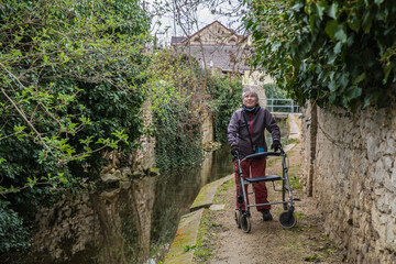 frau mit rollator unterwegs