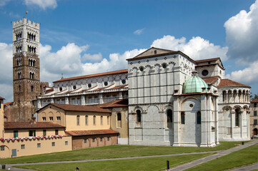 Fototapeta na wymiar Kathedrale San Martino des Erzbistums Lucca, Toskana, Italien