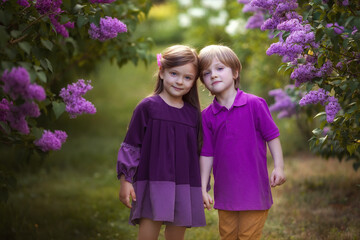 Funne twins boy and girl in spring garden - 427034152