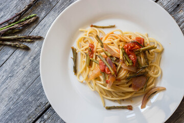 Spaghetti with cherry tomatoes and wild asparagus