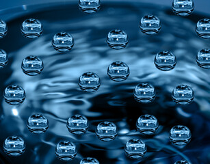 A crystal drop of water falls on the surface of the water surface, pattern