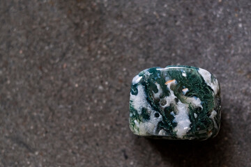 Pierre roulée polie agate arborisée sur un fond noir - Minéral naturel