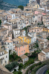 Fototapeta na wymiar Vista de casas sobre la ladera en el histórico barrio de Ragusa Ibla en Sicilia, Italia
