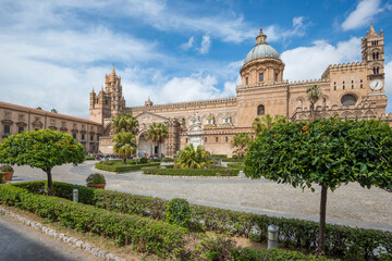 Fototapeta na wymiar Jardines y catedral de Palermo en la isla de Sicilia, Italia