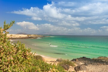 Naklejka premium Wellensurfer an der Playa El Moro / Playa Alzada auf Fuerteventura (Moro / Alzada Beach) 