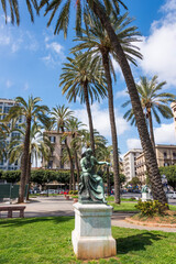 Fototapeta premium Jardines en la plaza Castelnovo de Palermo en Sicilia, Italia