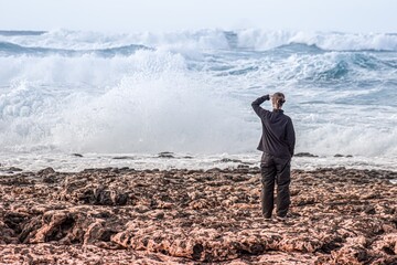 tosende Atlantik Wellen am Surfing Paradies El Cotillo auf Fuerteventura 