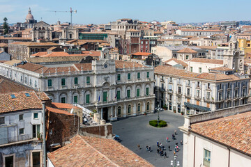 Fototapeta na wymiar Vista aérea de la plaza de la Universidad y edificios emblemáticos de la ciudad de Catania en Sicilia, Italia