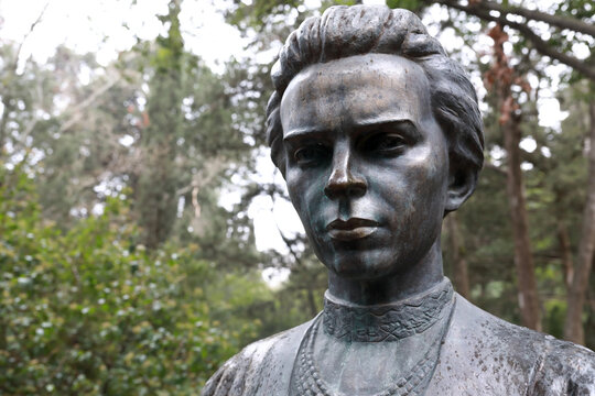 Monument to Lesya Ukrainka in Gurzuf Park
