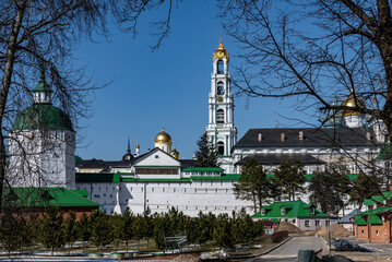 Obraz premium golden towers and ancient architectural solutions of the Trinity-Sergievskaya Lavra in Sergiev Posad on a sunny spring day 