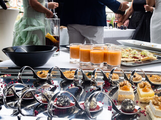 Mesa de aperitivos en una fiesta