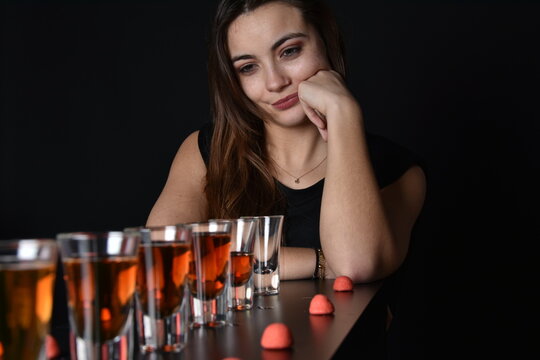 Belle femme qui r&eacute;fl&eacute;chis &agrave; boire de l'alcool