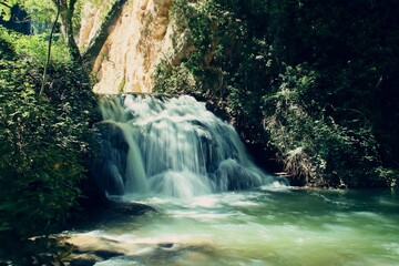 Obraz premium Cascada El Baño de Diana. Parque natural del Monasterio de Piedra donde existen numerosos fenómenos karsticos generados por el río Piedra. Nuevalos, Zaragoza, España.