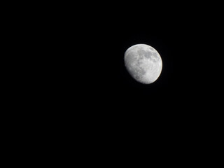 The moon in the cloudless spring night.