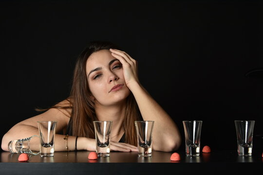 Belle femme avec une rang&eacute;e de shooters 