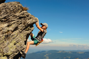 A 11-year-old boy is studying mountaineering in the Carpathians, a boy climbs to the top of a rocky rock alone without the help of an instructor and parents.