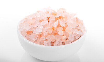 Fototapeta na wymiar Himalayan salt, pink himalayan salt. macro shot, himalayan salt in white bowl, on white background