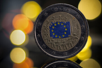 Moneda de dos euros con bandera de Europa coloreada