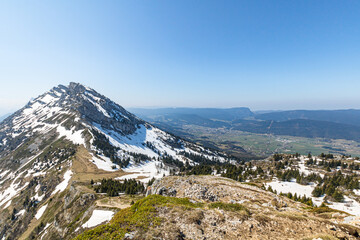 Vue sur le paysage environnant depuis le sommet de Pic Saint-Michel à Lans-en-Vercors (Isère,...