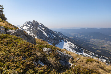Vue sur le paysage environnant depuis le sommet de Pic Saint-Michel à Lans-en-Vercors (Isère,...
