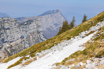 Vue sur le sommet de Moucherotte et son antenne radar depuis le Pic Saint-Michel, dans le massif du...