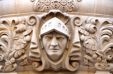 In Stein gemeißelter Kopf  an der Fassade der Hauptwache