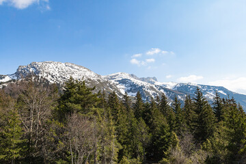 Obraz premium Vue sur la ville de Grenoble depuis le sommet du Pic Saint-Michel, dans le massif du Vercors (Isère, France)