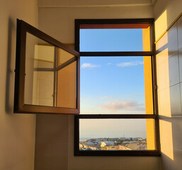 Ventana abierta con luz cálida del sol al amanecer