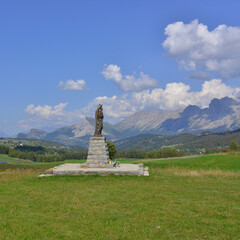 Carr&eacute; la vierge &agrave; l'enfant au col du Festre, entour&eacute;e des montagnes du massif du d&eacute;voluy, Atlas des Hautes-Alpes en Auvergne-Rh&ocirc;nr-Alpes, France