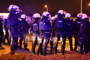 Policjanci prewencji podczas zabezpieczenia protestu kibiców piłki nożnej ślask wrocław i lechia gdańsk.  © FotoDax