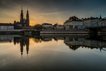 Fototapeta na wymiar Opole panorama miasta nad Odrą o poranku