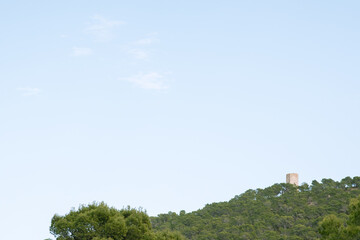 Obraz premium Watchtower and defense of the Mediterranean coast, called Aguiló tower in Alicante (Spain), to prevent pirate attacks built in the fifteenth century.