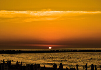 Paisaje al atardecer soleado en verano.