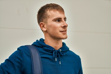 Obraz premium Young blond student smiling happy standing at the university.