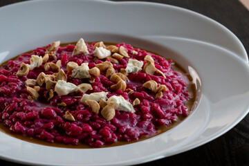 Risotto alla barbabietola su crema di nocciole