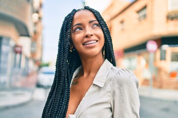 Young african american woman smiling happy walking at the city. - obrazy, fototapety, plakaty