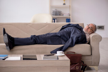Old businessman employee waiting for business meeting
