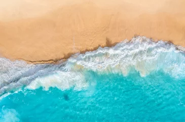 Tuinposter Luchtfoto strand Kust als achtergrond van bovenaanzicht. Turkoois water achtergrond van bovenaanzicht. Zomer zeegezicht vanuit de lucht. Nusa Penida-eiland, Indonesië. Reizen en vakantie afbeelding.