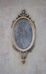 Moldura fabricada em mármore fixada numa parede com cobertura em pedra mármore, sem imagem