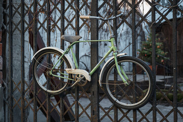 Bicicleta vintage colgada en una reja