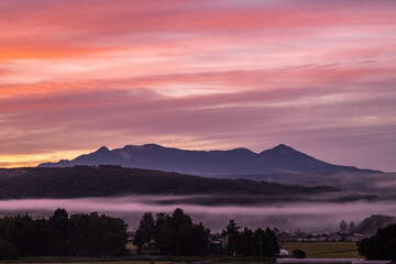 夏の当麻町 大雪山と朝焼け空の風景
