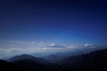 塔ノ岳山頂から望む雲上の富士