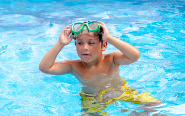 Naklejka premium young boy in swim goggles