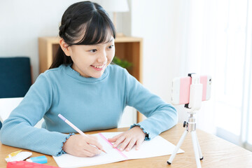 机で勉強する女の子