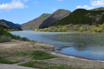 最上川（もがみがわ）日本三大急流 ／ 山形県内の源流から河口まで流れる日本三大急流の一つ、最上川です。一つの都府県のみを流域とする河川としては、延長229kmと国内最長の大河川です。