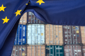 Container im Hafen und Flagge der Europäischen Union EU © studio v-zwoelf