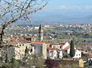 Fototapeta premium view of the old town in Tuscany region, near Arezzo city