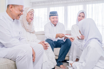 Obraz premium Little girl get envelope from her family at home