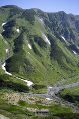 Fototapeta na wymiar 立山から剱岳への登山風景、雷鳥沢キャンプ場