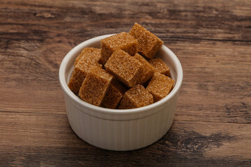 Cane sugar cubs in the bowl